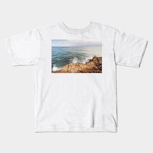 Waves crashing to rock Kids T-Shirt